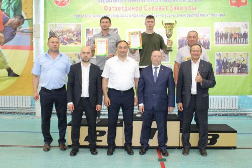 Салават тагын яшь көрәшчеләрне сөендерде