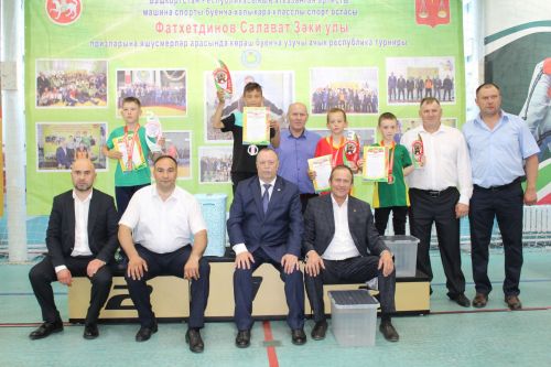 Салават тагын яшь көрәшчеләрне сөендерде