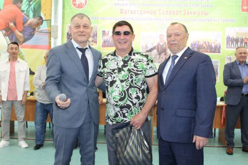 Салават тагын яшь көрәшчеләрне сөендерде