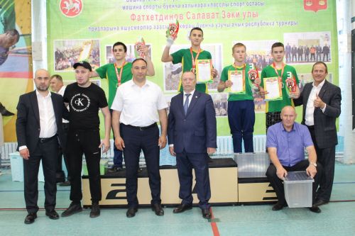 Салават тагын яшь көрәшчеләрне сөендерде