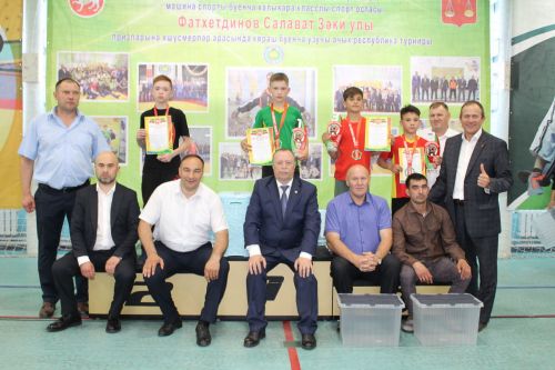 Салават тагын яшь көрәшчеләрне сөендерде