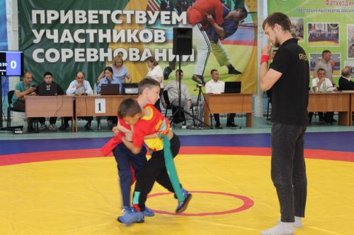 Салават тагын яшь көрәшчеләрне сөендерде
