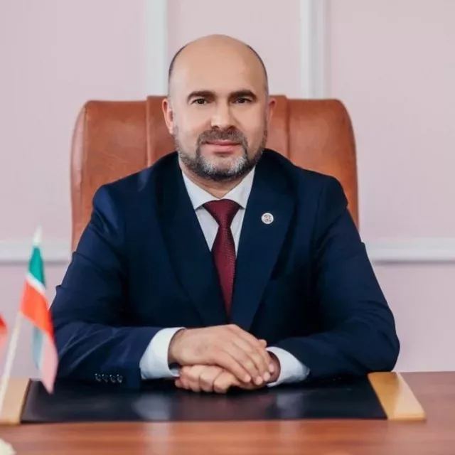 Хөрмәтле Айрат Гилванович!Туган көнегез – 45 яшьлек юбилеегыз уңаеннан ихлас котлауларыбызны җиткерәбез