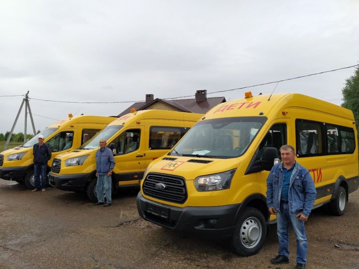 Сары төстәге «Ford Tranzit» автобуслары һәр районга да бирелде.