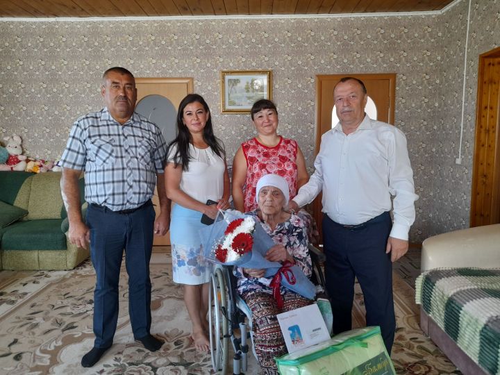 Бүген Үзәк бистәсендә гомер итүче райондашыбыз, ике Ленин һәм Октябрь революциясе орденнары кавалеры Әүһәдиева Фәридә Гәрәй кызының 90 яшьлек юбилее