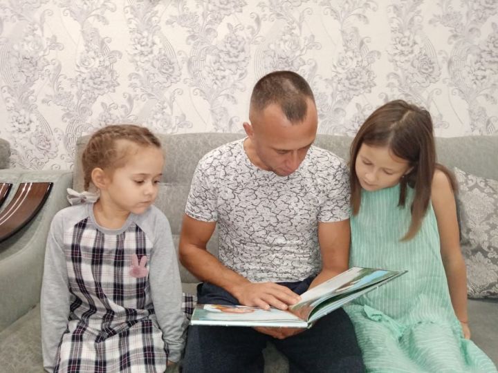 Теләче авылыннан Вәлиәхметова Мәдинә  «Әтием - гаилә терәге» район  бәйгесендә катнаша