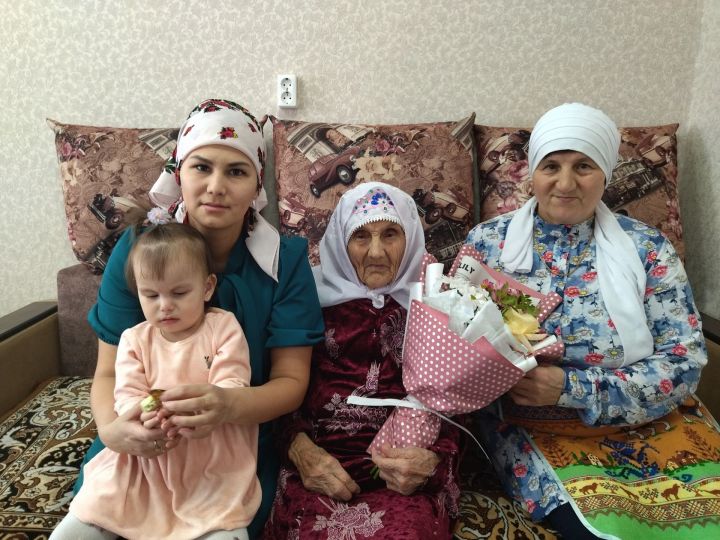 Дилбәр апа Габдрахманова 90 яшьлек юбилеен каршылады