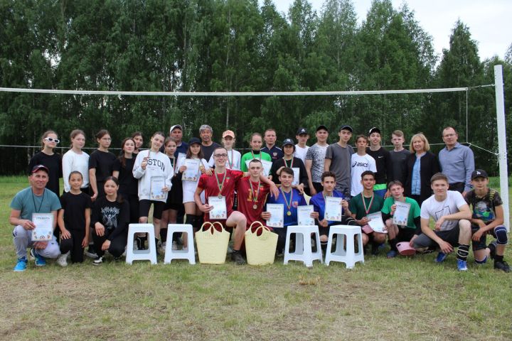 Егетләр, кызлар туп сукты