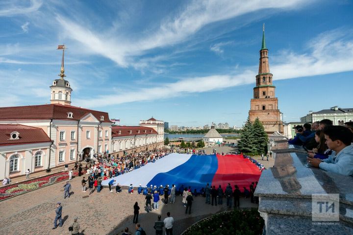 На площади Первого мая казанцы развернули самый большой в Татарстане флаг России – видео