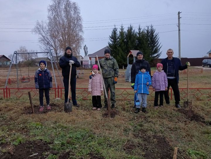 Ачы авылында «Агачны  әтиең белән утырт» акциясе үткәрелде