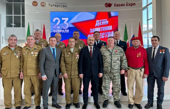 Казанда Ватанны саклаучылар көненә багышланган зур тантана узды