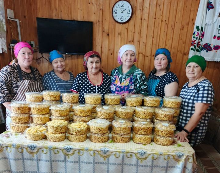Иске Карабаянда яшәүче ханымнар, хәрби хезмәттәге егетләргә дип, күп санда чәкчәкләр пешергән