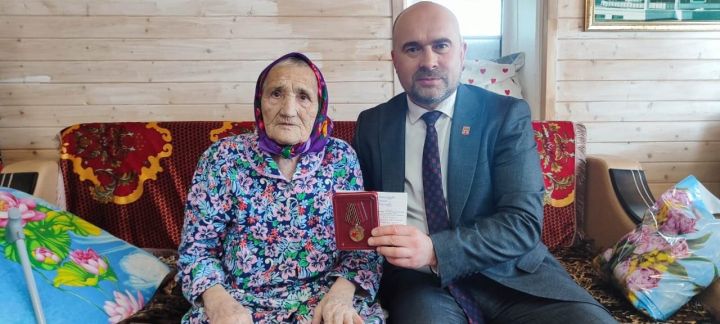 Район башлыгы «Бөек Ватан сугышында Җиңүнең 80 еллыгы» юбилей медальләрен тапшырды