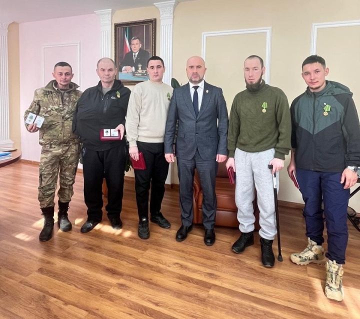 Район башлыгы махсус хәрби  операцияда  катнашучы  егетләр белән  очрашты