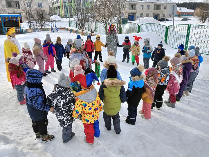 Нәниләр бергәләшеп «Май чабу» бәйрәменә чыктылар