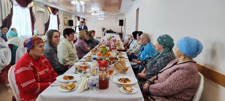 Әниләрне хөрмәтләделәр