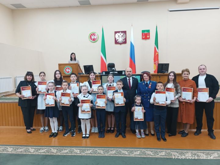 Иҗади бәйгедә катнашкан балаларны  бүләкләделәр