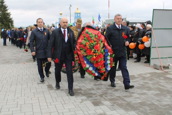 Ватан азатлыгы өчен шәһит киткән якташларыбызның якты истәлеге бер минут тынлык белән искә алынды