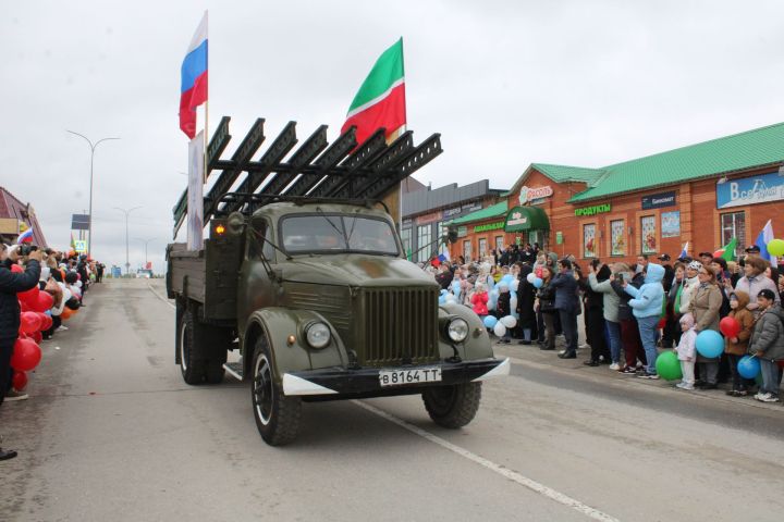 Бәйрәм чарасы техника парады белән башланды