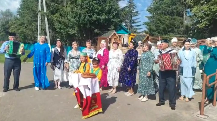 Районда  «Ак калфак» татар хатын-кызлары оешмасының  күчмә утырышы башланып китте
