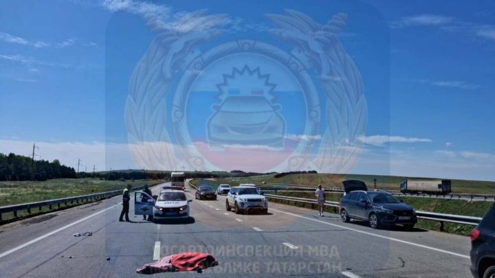 М7 трассасында мотоцикл йөртүчесе җиңел машина белән бәрелешкән һәм үлгән
