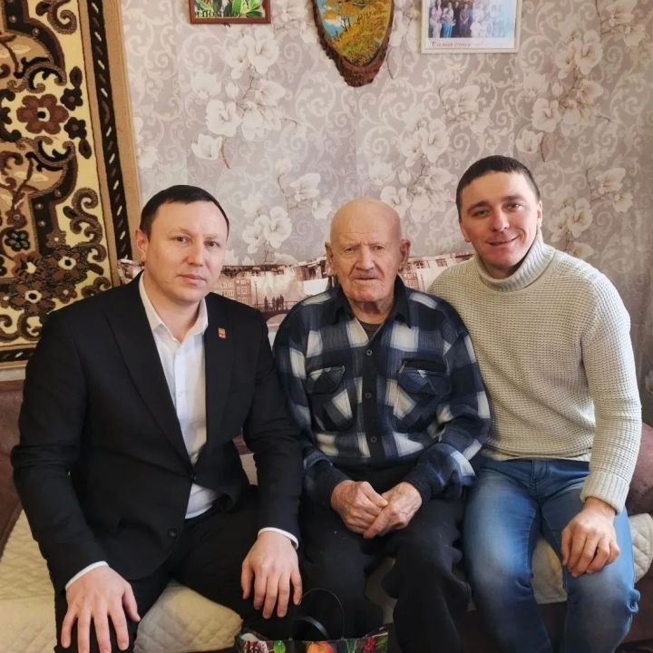 Бөек Ватан сугышы ветеранын  Яңа ел белән котладылар