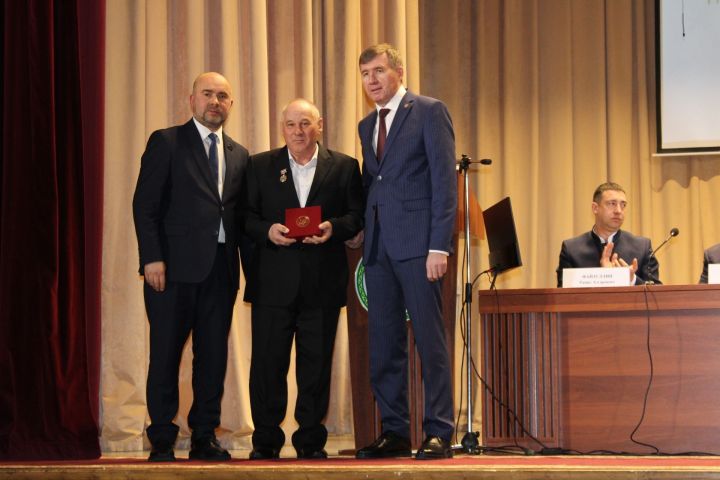 “Татарстан Республикасының Атказанган авыл хуҗалыгы хезмәткәре” дигән мактаулы исем бирелде