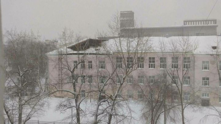 Казанда 27нче гимназия түбәсе җимерелгән