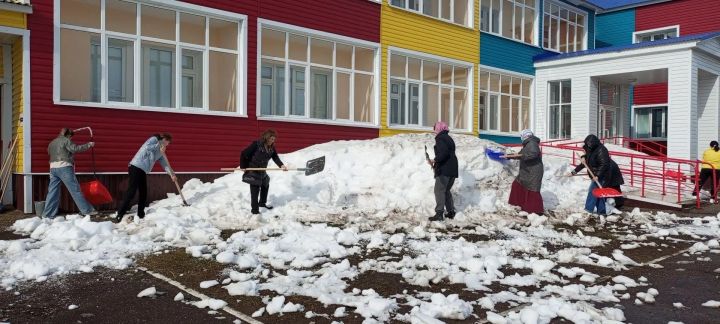 Теләченең өченче номерлы балалар бакчасы коллективы язгы өмәгә чыкты