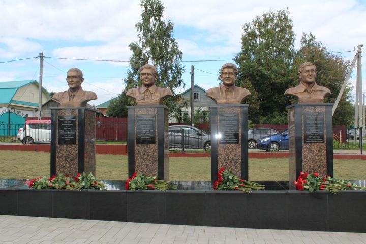 Бүген Теләчедә танылган шәхесләребез хөрмәтенә бюстлар ачылды