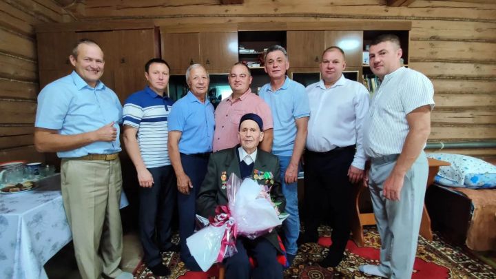 Иске Җөри авылында яшәүче Илгиз абый Галиуллин  туган көнен билгеләп үтә
