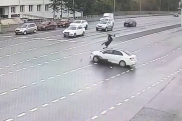 Казанда мотоциклчы таксига бәрелгән
