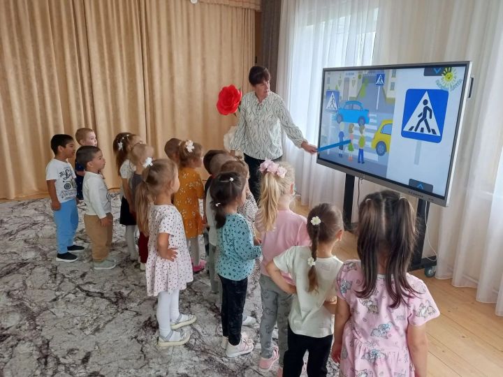 Яшьләр эшләре министры балаларга смартфоннарны 10 яшьтән дә иртәрәк бирмәскә тәкъдим итте