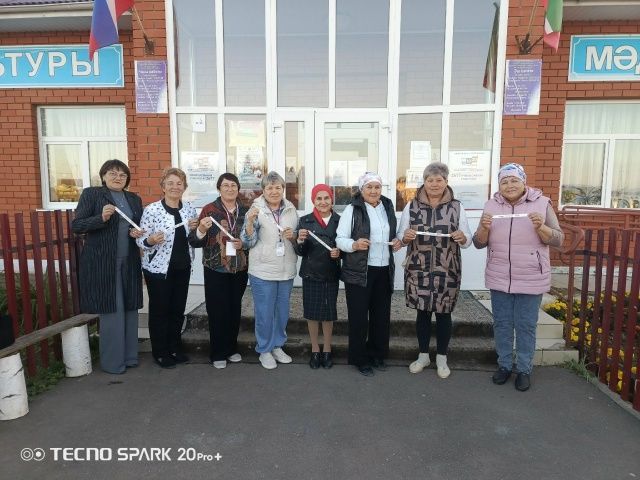 «НурлыЯз» ансамбле кызлары,  тулы составта, тавыш бирде