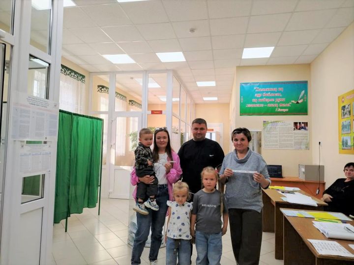 Сайлауга гаиләләре белән килүчеләр күп