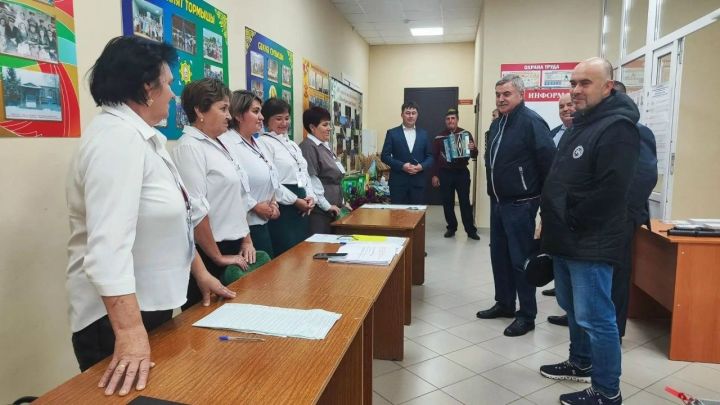 Баландышта сайлауга килүчеләрне гармунчылар ансамбле каршы алды